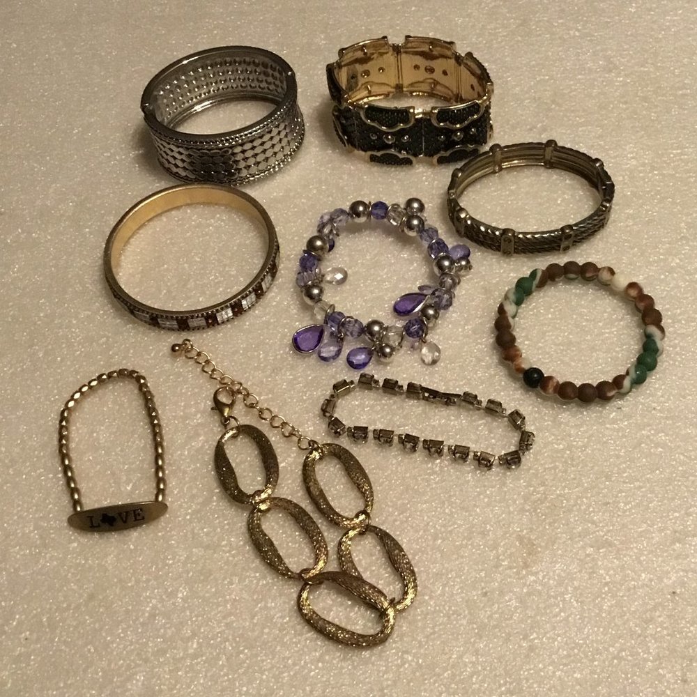 Lot of 9 lovely fashion bracelets